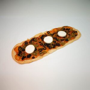 Coca de tomate con queso de cabra